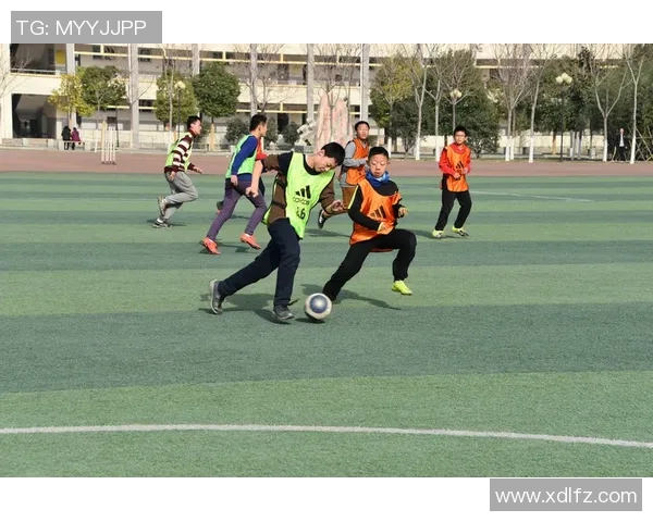 阳光下的足球明星女孩展现青春活力与梦想追逐的精彩瞬间