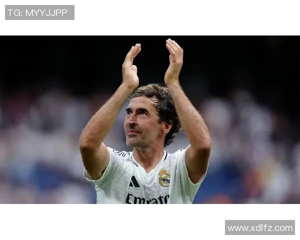 足球明星低头瞬间真实照片展现他们不为人知的一面与内心世界